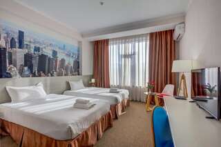 Отель Отель Bridges Бишкек Двухместный номер с 1 кроватью или 2 отдельными кроватями и ванной комнатой-1